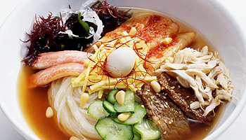 カニと牛チャーシューの冷麺の調理例