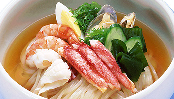 シーフード冷麺の調理例