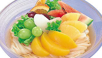 フルーツ冷麺の調理例